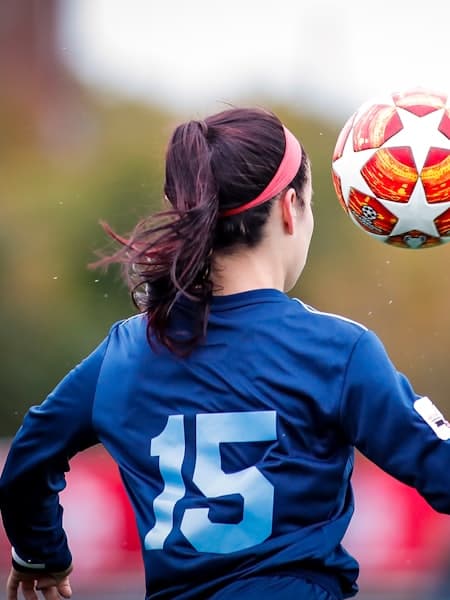 Player number 15 waiting for the ball to drop